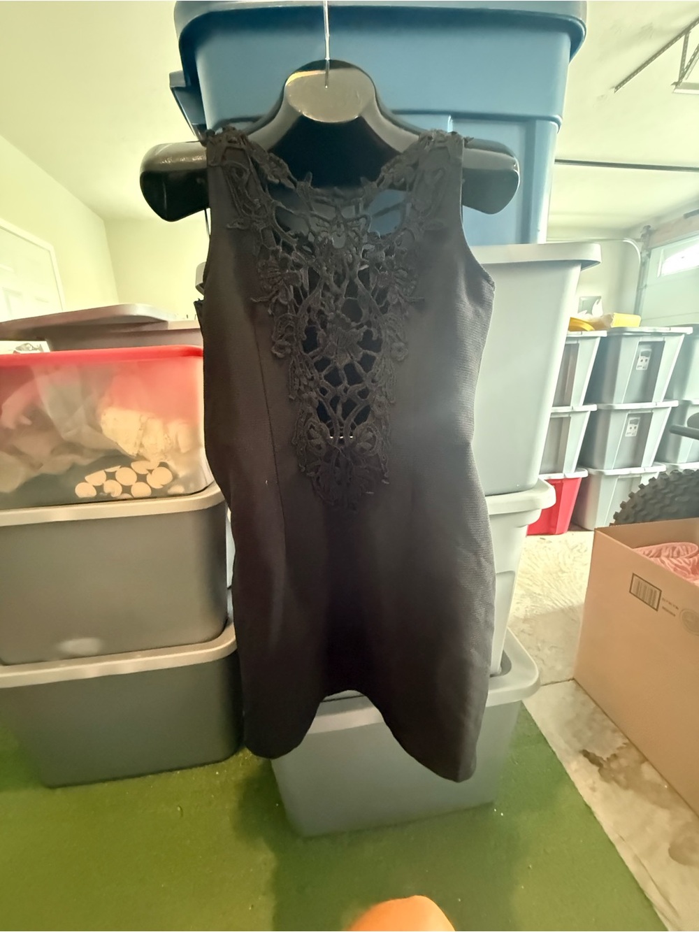 Black Sleeveless Lace-Detail Shift Dressp38